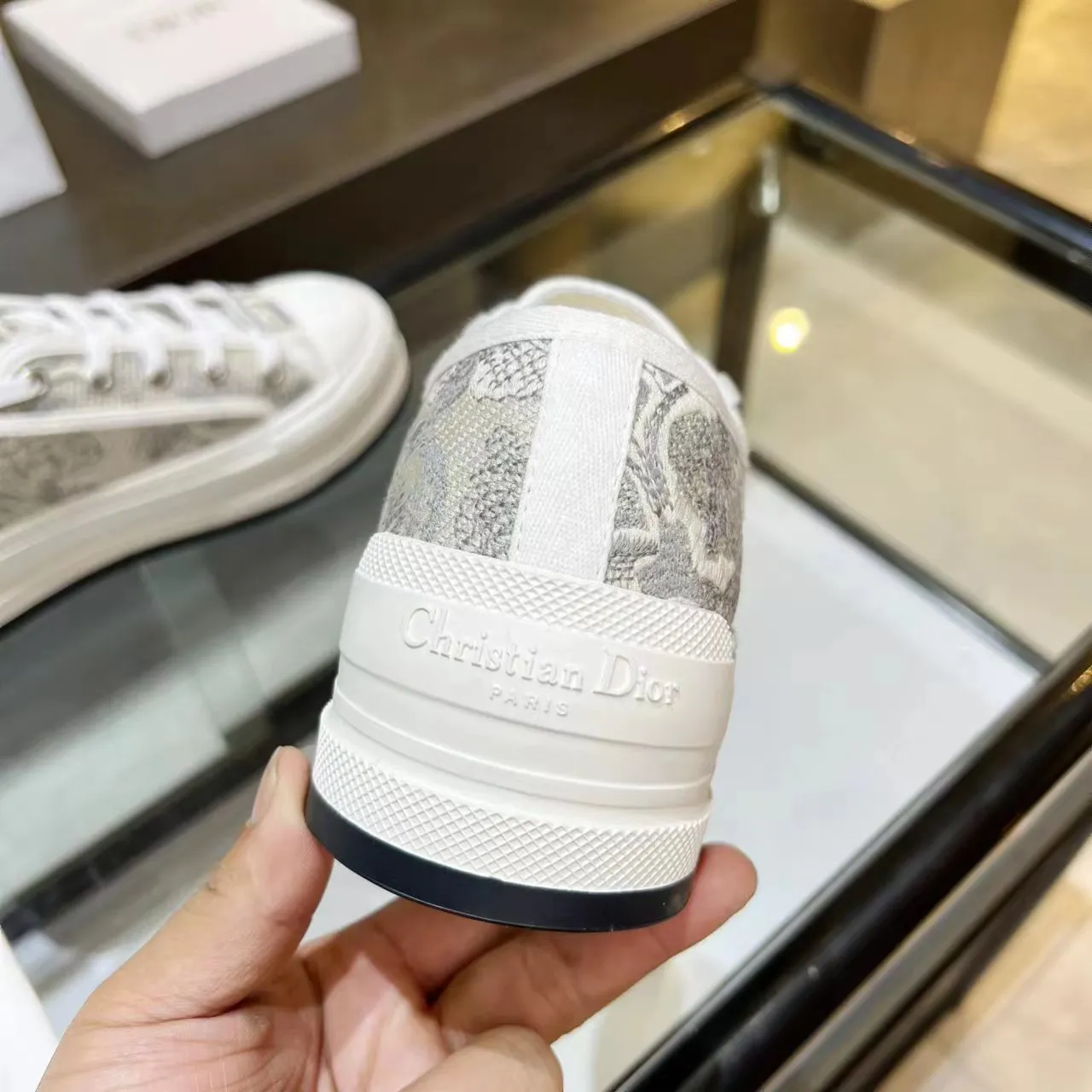 👟👟Ex-factory price 520👟👟 Walk‘n’Dior embroidered mid-top casual shoes are new in 2025. On the fashion stage, Dior embroidered shoes are the well-deserved protagonist. Delicate stitching is used on the upper, every stitch is devoted to the craftsman's efforts, and every thread is woven with artistic poetry. From complex floral patterns to smart geometric textures, embroidery is like the magic that gives shoes life, allowing them to show dynamic beauty even in static conditions.   Wearing Dior embroidered shoes feels like stepping into a dream world full of art. It is not only a pair of shoes, but also a walking piece of art that perfectly integrates fashion and culture. Whether you are strolling on the bustling city streets or attending important social occasions, Dior embroidered shoes can add unique charm to your style and become the focus of everyone's attention.   Choosing Dior embroidered shoes means choosing a persistent pursuit of quality and a unique understanding of fashion. Let it accompany you through every wonderful moment and leave your own fashion mark.  Material: Sheepskin lining, feet, silk cowhide, size 35-41, heel height 5cm